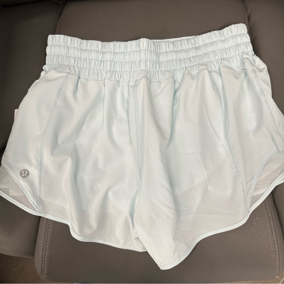 lululemon athletica Women's Hotty Hot High Rise Shorts, Size 6 - Picture 2 of 4